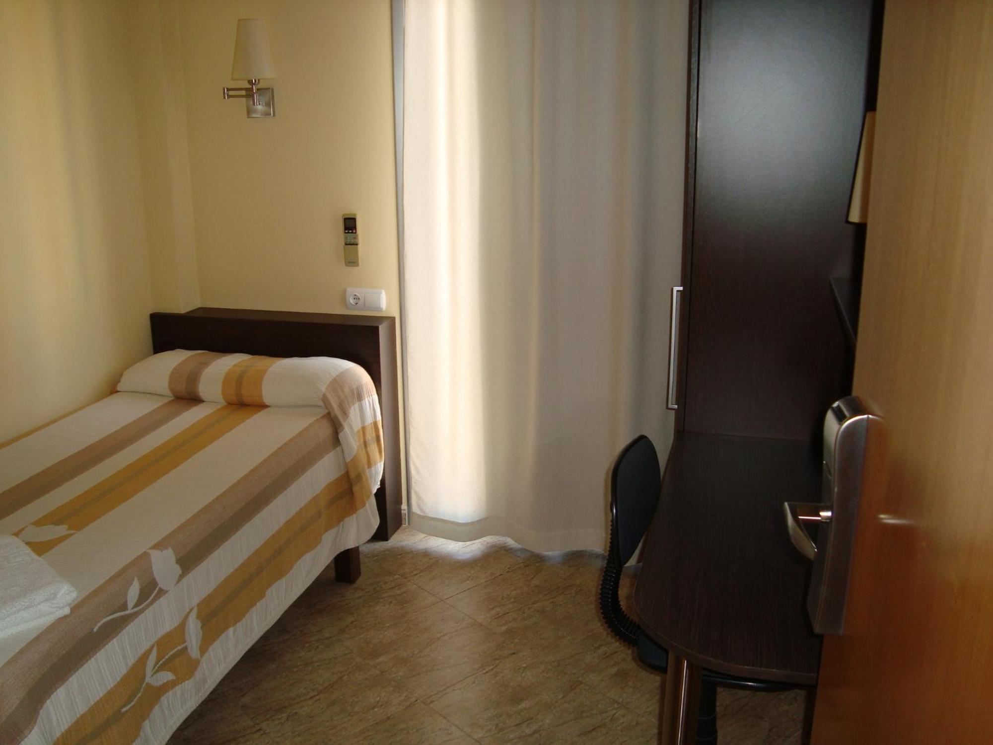 Hostal Sant Sadurni Sant Sadurní dʼAnoia Exteriör bild